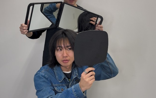仕上がりを鏡で確認する様子
